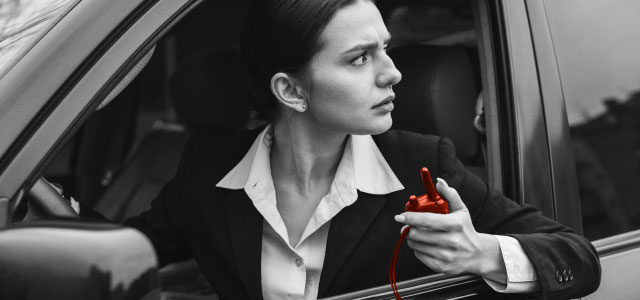 Agent-de-sécurité-femme-talkie-walkie
