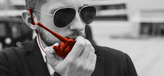 Agent-de-sécurité-homme-talkie-walkie
